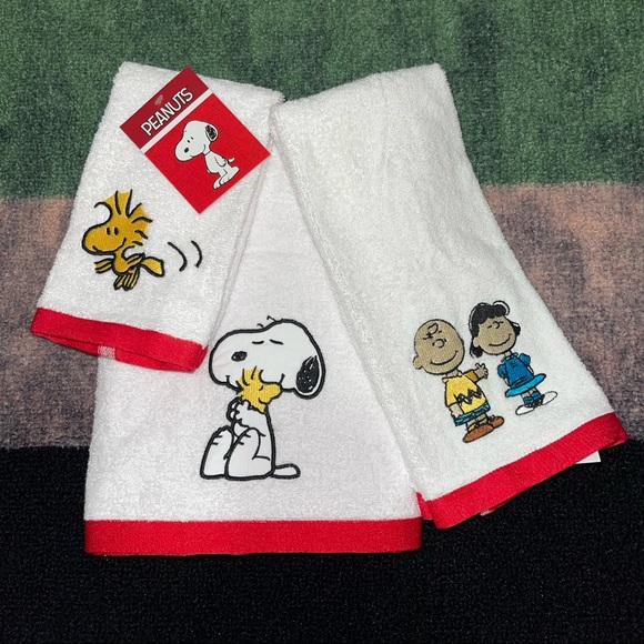 Peanuts Bath Peanuts Snoopy And Friends Bath Towel Set Poshmark